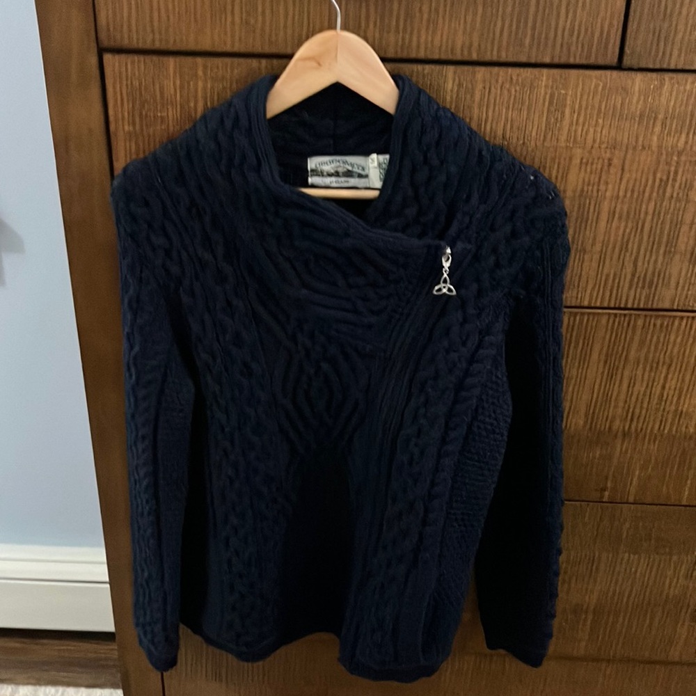 ARAN CRAFTS Navy Blue Cable Sweater. Medium; 100% Wool. Made in Ireland.